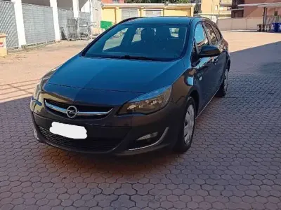 Usata Opel Astra 101 CV (74 kW) 2013 Grigio scuro Station wagon