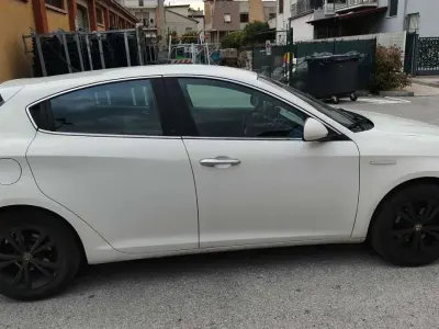 Usata Alfa Romeo Giulietta Progression 105 CV (77 kW) 2011 Bianco Utilitaria