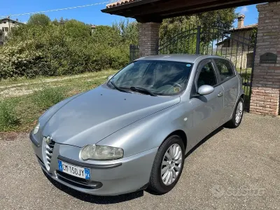 Usata Alfa Romeo 147 116 CV (85 kW) 2004 Grigio Utilitaria