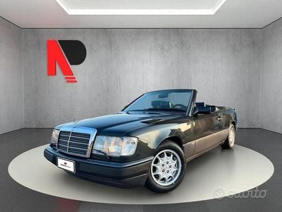 Usata Mercedes E300 Sportline 220 CV (161 kW) 1993 Nero Cabrio