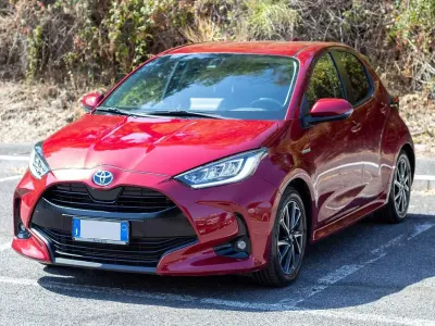 Usata Toyota Yaris Hybrid Trend 92 CV (67 kW) 2021 Rosso Berlina