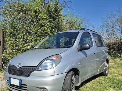Second-hand Toyota Yaris Verso 86 CP (63 kW) 2002 Gri Monovolum