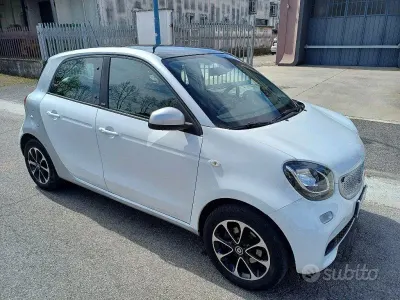 Usata Smart ForFour Passion 71 CV (52 kW) 2017 Bianco pastello Utilitaria