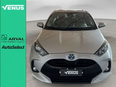 Usata Toyota Yaris Hybrid Business Edition 116 CV (85 kW) 2021 Argento Berlina
