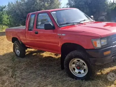 Begagnad Toyota HiLux 83 HK (61 kW) 1992 Röd Pickup