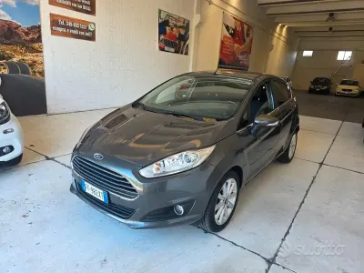 Usata Ford Fiesta Titanium 92 CV (67 kW) 2016 Grigio Utilitaria