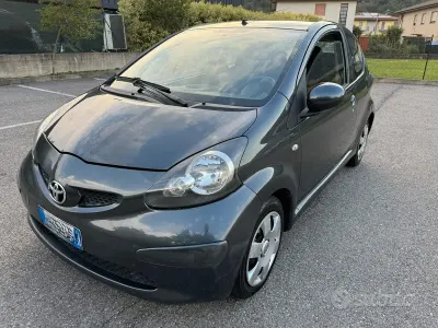 Usata Toyota Aygo Sol 68 CV (50 kW) 2005 Grigio Utilitaria
