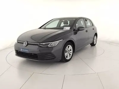Usata VW Golf VIII Life 110 CV (80 kW) 2020 B0 dolphin grey metallizzato Berlina