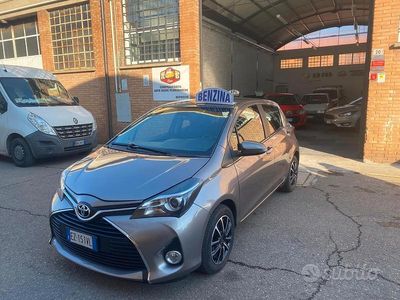 Usata Toyota Yaris Active 69 CV (50 kW) 2015 Grigio Berlina