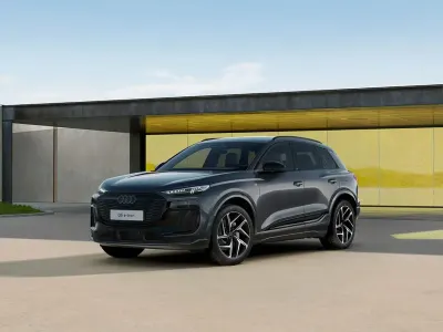 Uusi Audi Q6 e-tron Design 2026 Harmaa Katumaasturi