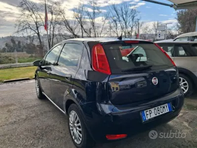 Usado Fiat Punto Street 95 CV (69 kW) 2018 Azul Utilitario