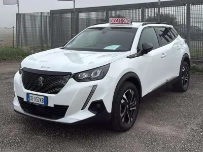 Usata Peugeot 2008 Allure 102 CV (75 kW) 2020 Grigio tetto nero SUV