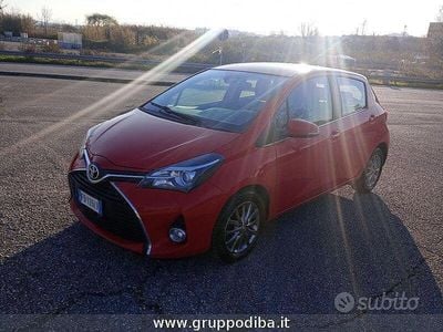 Usata Toyota Yaris Active 69 CV (50 kW) 2015 Rosso Utilitaria