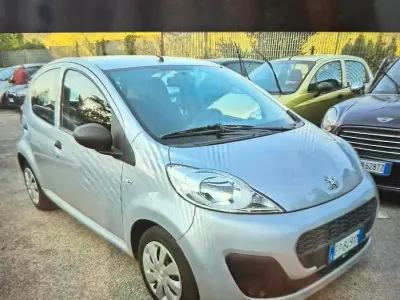 Usata Peugeot 107 68 CV (50 kW) 2013 Grigio Utilitaria