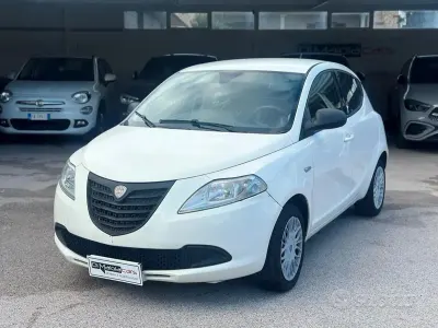 Usata Lancia Ypsilon Gold 95 CV (69 kW) 2015 Bianco Utilitaria