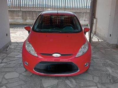 Usata Ford Fiesta 96 CV (70 kW) 2010 Rosso Utilitaria