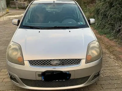 Usata Ford Fiesta 80 CV (58 kW) 2008 Grigio Utilitaria