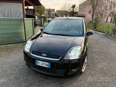 Usata Ford Fiesta 68 CV (50 kW) 2006 Nero Utilitaria