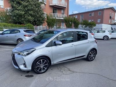 Usata Toyota Yaris Hybrid Active 73 CV (53 kW) 2017 Argento Berlina