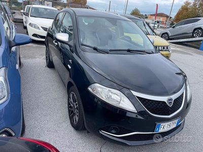 Usata Lancia Ypsilon Gold 69 CV (50 kW) 2017 Nero Utilitaria