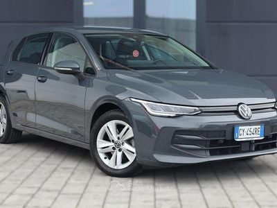 Usata VW Golf VIII Life 116 CV (85 kW) 2025 Grigio Berlina
