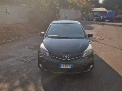 Usata Toyota Yaris Active 90 CV (66 kW) 2014 Nero Utilitaria