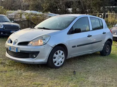 Usata Renault Clio II Luxe 75 CV (55 kW) 2006 Grigio Berlina