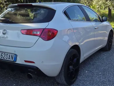 Usata Alfa Romeo Giulietta Distinctive 170 CV (125 kW) 2012 Bianco Utilitaria