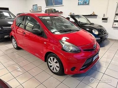 Usata Toyota Aygo Connect Style 67 CV (49 kW) 2014 Rosso Utilitaria