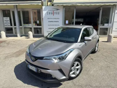 Usata Toyota C-HR 98 CV (72 kW) 2017 Argento SUV