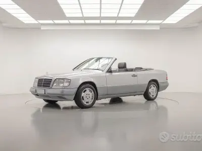 Usata Mercedes E200 136 CV (100 kW) 1995 Grigio Cabrio
