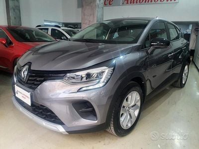 Usata Renault Captur 100 CV (73 kW) 2023 Grigio SUV