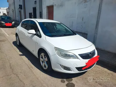 Usata Opel Astra 140 CV (102 kW) 2011 Bianco Berlina