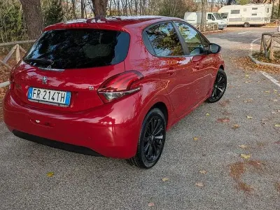 Usata Peugeot 208 Allure 83 CV (61 kW) 2018 Rosso Utilitaria