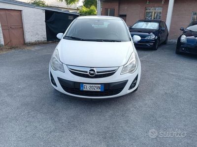 Usata Opel Corsa 75 CV (55 kW) 2012 Bianco Berlina