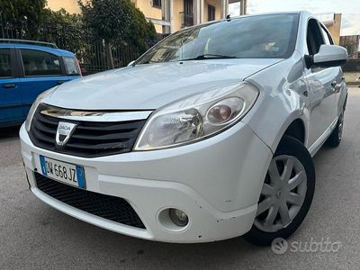 Usata Dacia Sandero Lauréate 75 CV (55 kW) 2009 Bianco Berlina