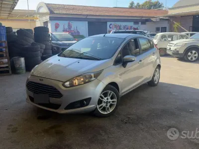 Usata Ford Fiesta 75 CV (55 kW) 2015 Grigio Utilitaria