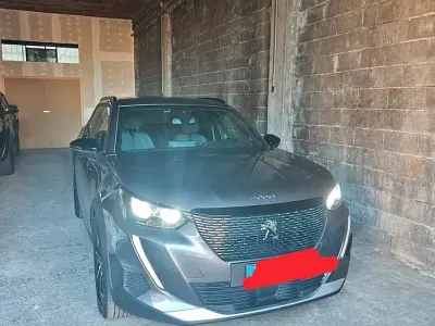 Usata Peugeot 2008 130 CV (95 kW) 2023 Grigio SUV