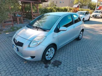 Usata Toyota Yaris Sol 69 CV (50 kW) 2008 Grigio Utilitaria