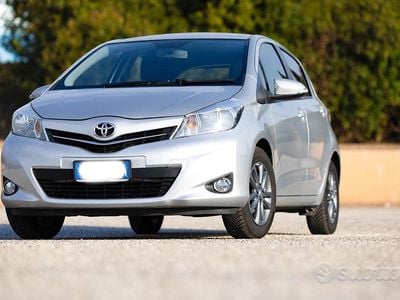 Usata Toyota Yaris 69 CV (50 kW) 2014 Grigio Utilitaria