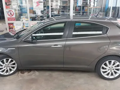 Usata Alfa Romeo Giulietta 105 CV (77 kW) 2011 Marrone Utilitaria
