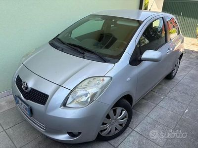 Usata Toyota Yaris 87 CV (63 kW) 2008 Grigio Utilitaria