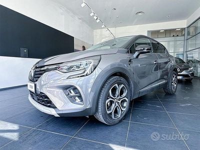 Usata Renault Captur Techno 145 CV (106 kW) 2022 Grigio cassiopea + tetto nero etoilé SUV