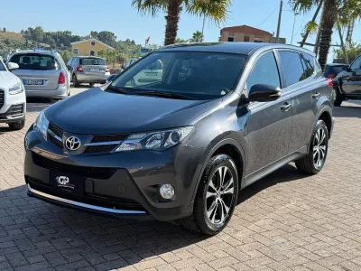 Usata Toyota RAV4 Lounge 124 CV (91 kW) 2015 Grigio SUV