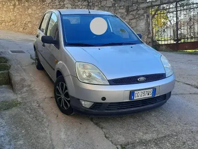 Usata Ford Fiesta 68 CV (50 kW) 2004 Grigio Utilitaria
