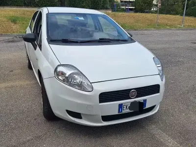 Usata Fiat Grande Punto 75 CV (55 kW) 2011 Bianco Utilitaria