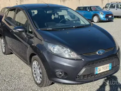 Usata Ford Fiesta 82 CV (60 kW) 2010 Grigio Berlina