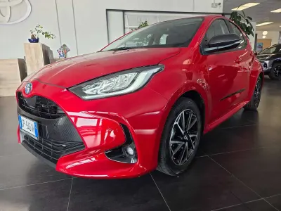 Usata Toyota Yaris Hybrid Trend 92 CV (67 kW) 2023 Emotional red pearl Berlina