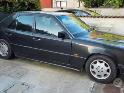 Usata Mercedes E200 122 CV (89 kW) 1994 Nero Berlina