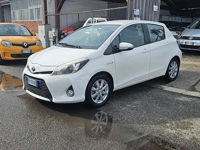 Usata Toyota Yaris Hybrid 74 CV (54 kW) 2012 Bianco Berlina